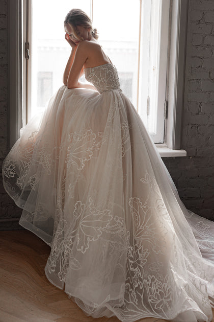 Spring Wedding Dresses & Bridal Gowns 2023