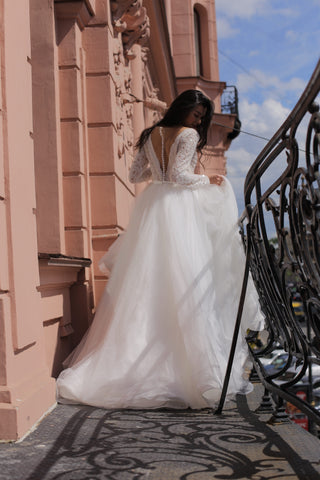 Top 11 Wedding Dresses of the Season for an Absolutely Romantic Wedding
