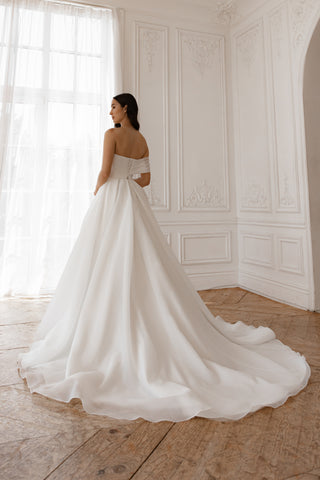 Organza Wedding Dress Enola with Leg Slit US 30 Organza Wedding Dress Enola with Leg Slit US 30