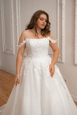 Plus Size Floral Lace Tulle Wedding Dress Yoki with Detachable Straps US 28 Plus Size Floral Lace Tulle Wedding Dress Yoki with Detachable Straps US 28