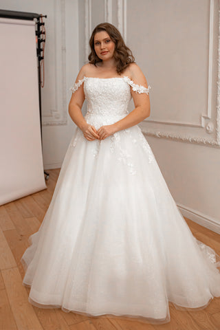 Plus Size Floral Lace Tulle Wedding Dress Yoki with Detachable Straps