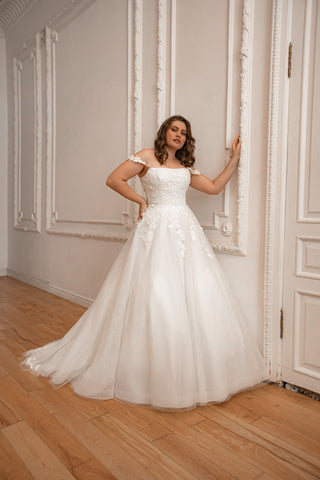 Plus Size Floral Lace Tulle Wedding Dress Yoki with Detachable Straps US 28 Plus Size Floral Lace Tulle Wedding Dress Yoki with Detachable Straps US 28