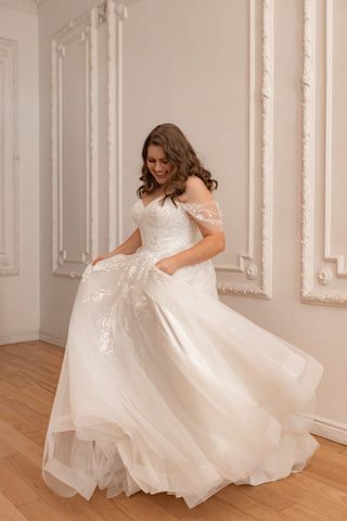 Plus Size Lace Wedding Dress Jackopa with Leg Slit