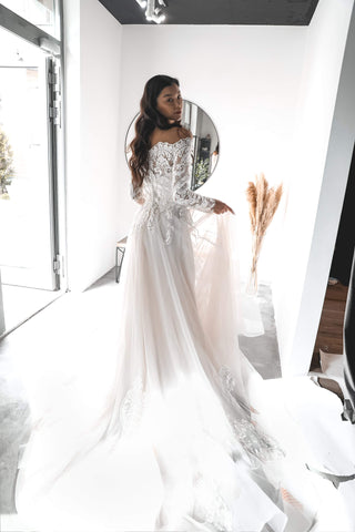Long Long-Sleeve Ball Gown Wedding Dress Viteria Olivia Bottega Long Long-Sleeve Ball Gown Wedding Dress Viteria Olivia Bottega