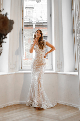 2 in 1 Lace Wedding Dress Airis with Detachable Skirt Nude / US 4 2 in 1 Lace Wedding Dress Airis with Detachable Skirt Nude / US 4