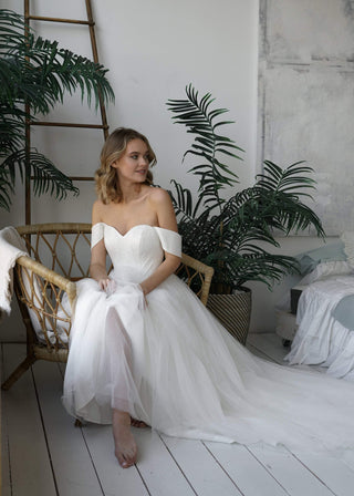 Minimalist tulle wedding dress Klouzi 2 - oliviabottega